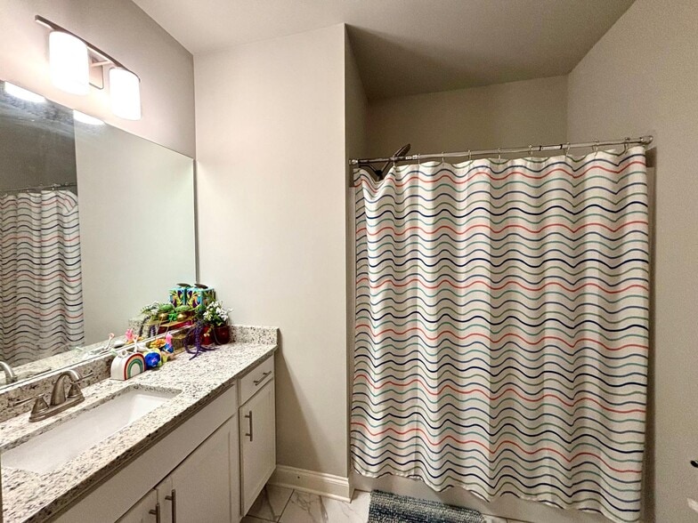 Bath 2 - 1920 Grand Lanier Dr