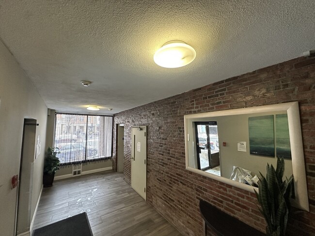 Building Photo - 386 Commercial St