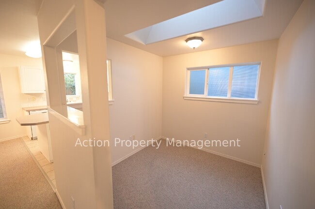 Building Photo - 2 bed, 2 bath, 1 car garage in a 4-plex, in Sequim