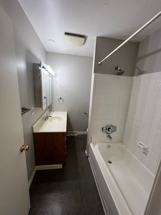 Building Photo - Beautiful 3 bedroom 1 bathroom Home (Section 8 Aproved)