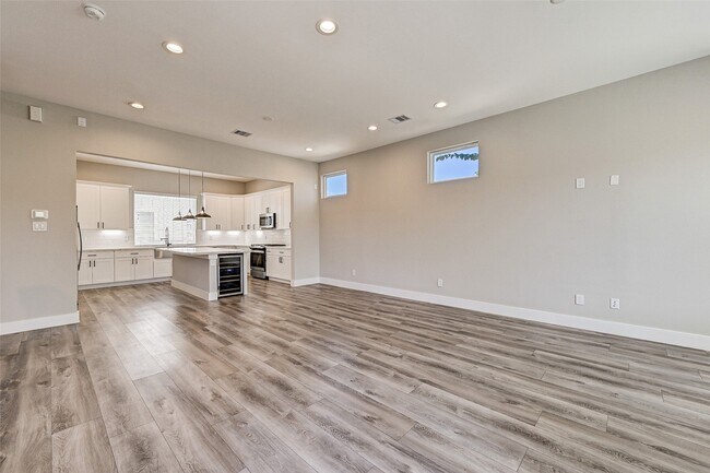 Building Photo - 1302 W 24th St