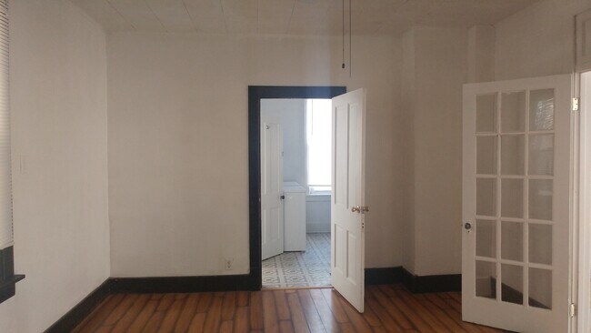 Building Photo - 2-Story House, 4Bed/2Bath washer/dryer hoo...
