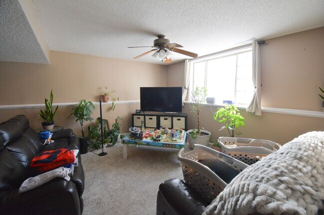 Building Photo - Spacious 4 bed 2 bath House For Rent