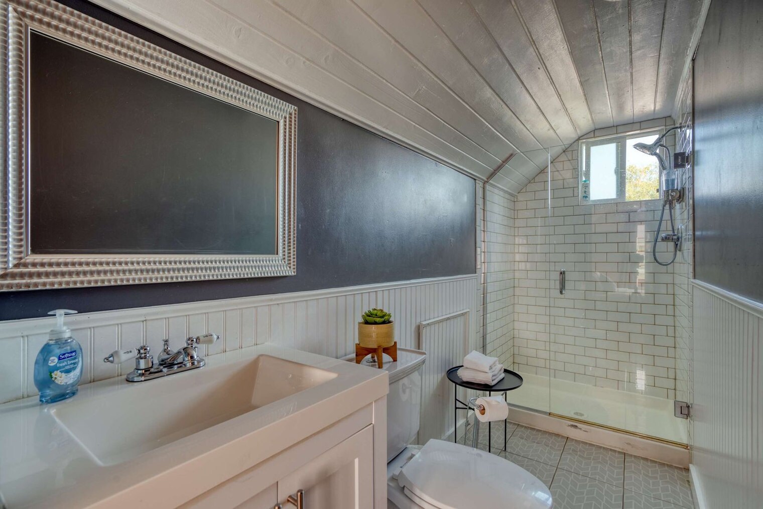 Building Photo - 3565 NE Broadway