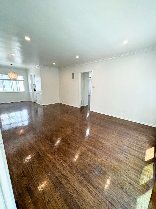 Building Photo - 905 N Sweetzer Ave