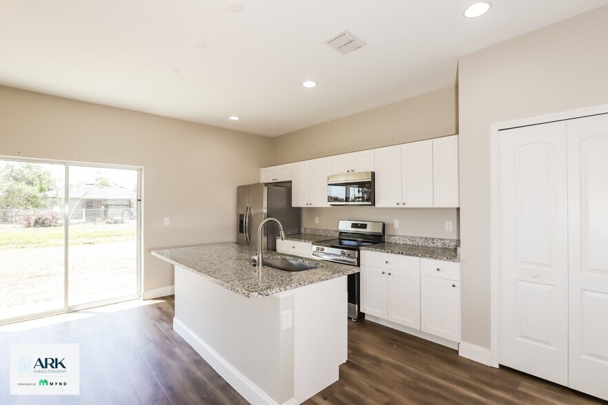 Building Photo - 708 Martin Ln