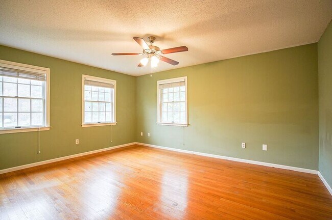 Building Photo - 14 Horseshoe Ln