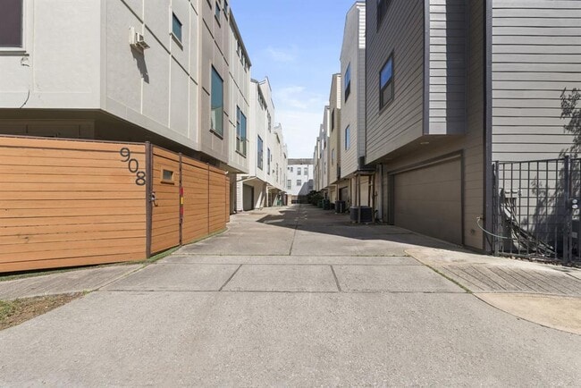 Building Photo - 5122 Lillian St