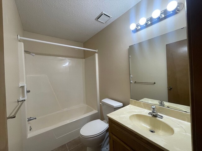 Building Photo - COMING SOON Cozy House 3 bed 2 bath 2 car ...