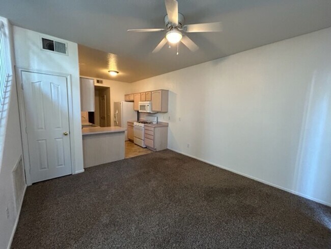 Building Photo - 3 Bed Townhome For Rent in Henderson!