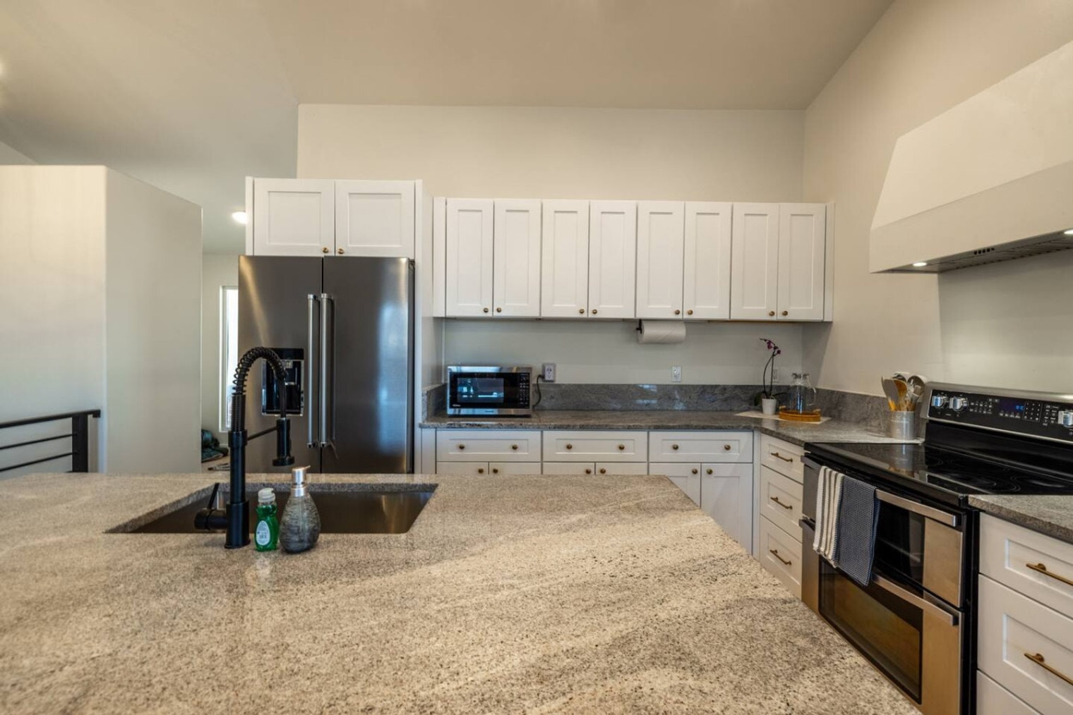 Building Photo - 1157 E Sego Lily Dr