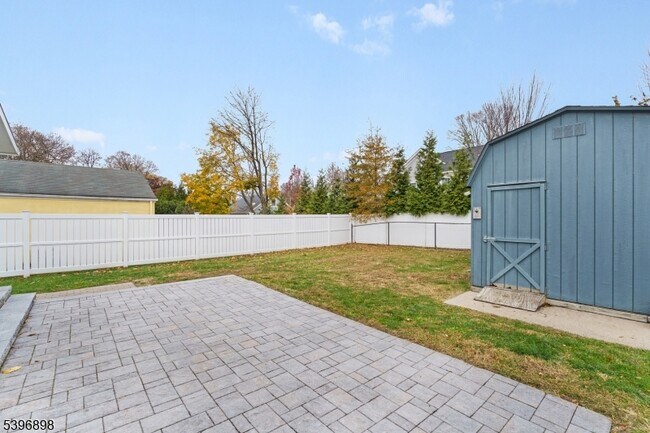 Building Photo - 17 Lathrop Ave