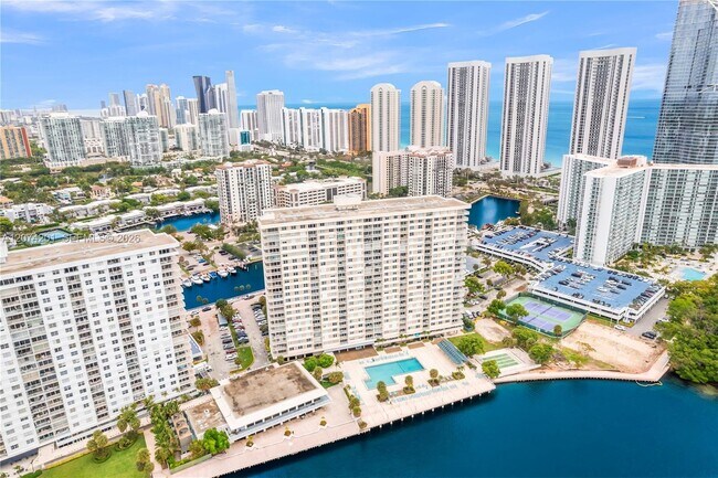 Building Photo - 300 Bayview Dr
