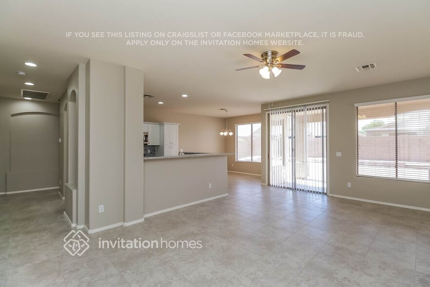 Building Photo - 155 E Canary Ct