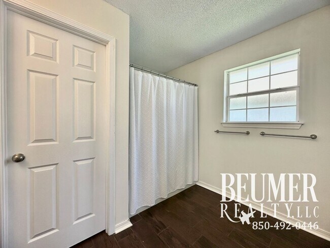 Building Photo - 3 bedroom 2 bath home with Beautiful Backyard