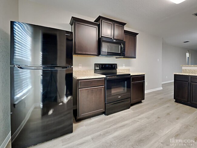 Building Photo - 6215 Baywood Cres
