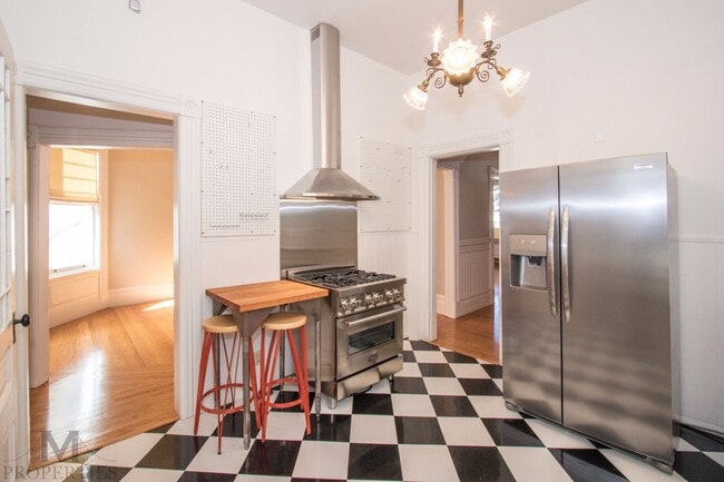 Building Photo - Eureka Valley Victorian Flat - Spacious and Pristine 1 Bed, 1 Bath