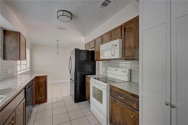 Building Photo - 8402 Tallwood Dr