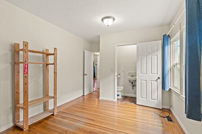 Building Photo - 3318 Maple Ave