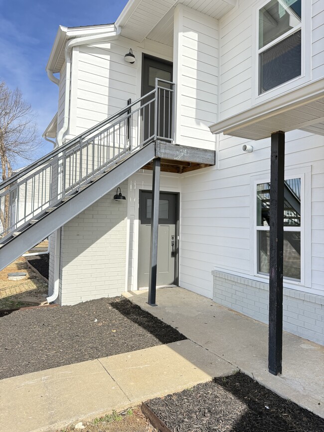 Building Photo - 1126 W Cato Springs Rd