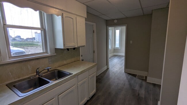 Building Photo - Charming 3-bedroom, 1.5-bathroom house loc...