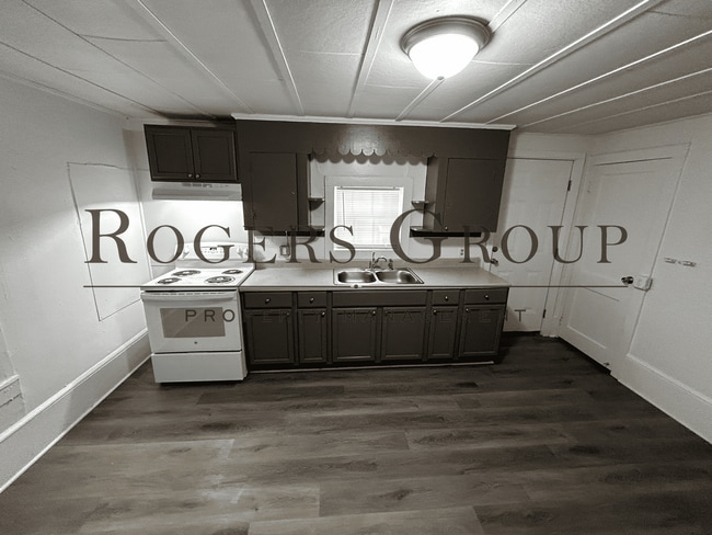 Building Photo - 704 Roberson St