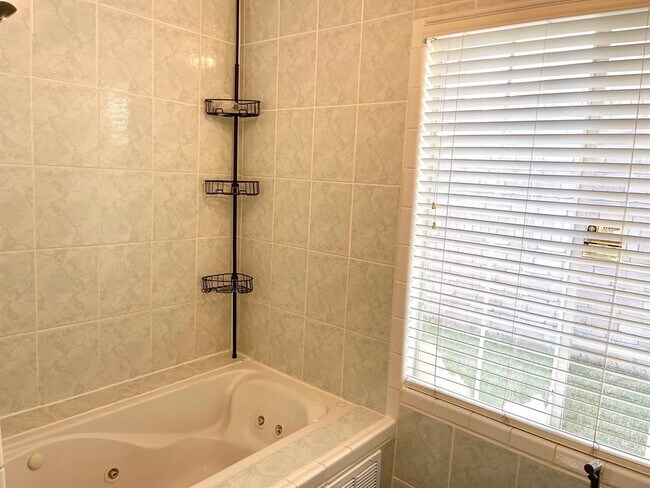 Building Photo - 3258 Meadway Dr