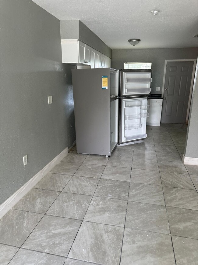 Building Photo - Martin Street Triplex