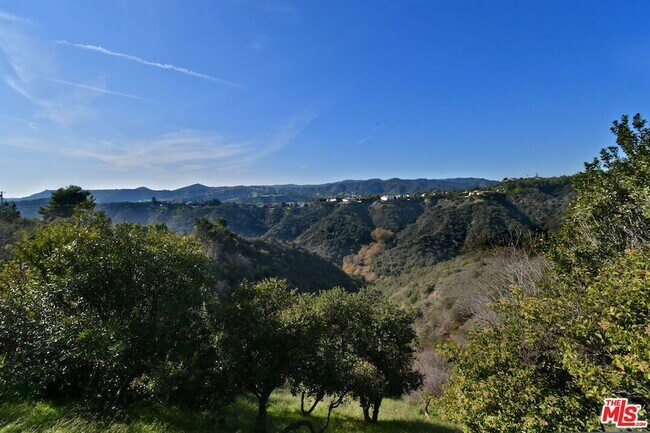 Building Photo - 2145 Linda Flora Dr