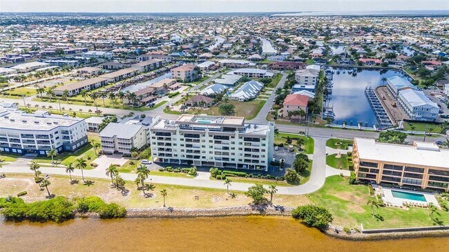 Building Photo - 1500 Park Beach Cir