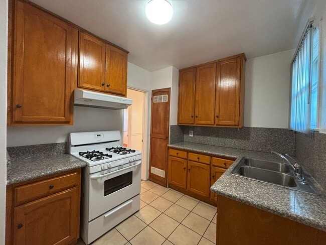 Building Photo - Glenoaks, 625-633 1/2