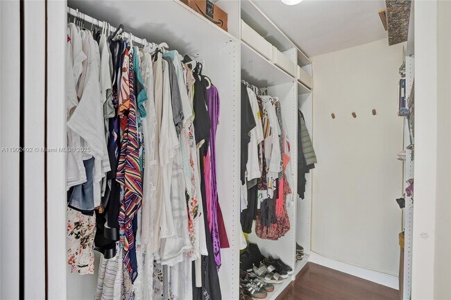 Building Photo - 9800 W Bay Harbor Dr