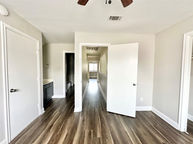 Building Photo - 2523 Castle Pl