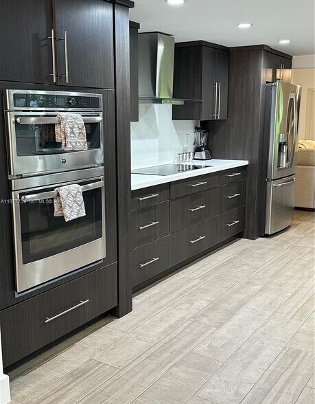 Building Photo - 3231 Salzedo St