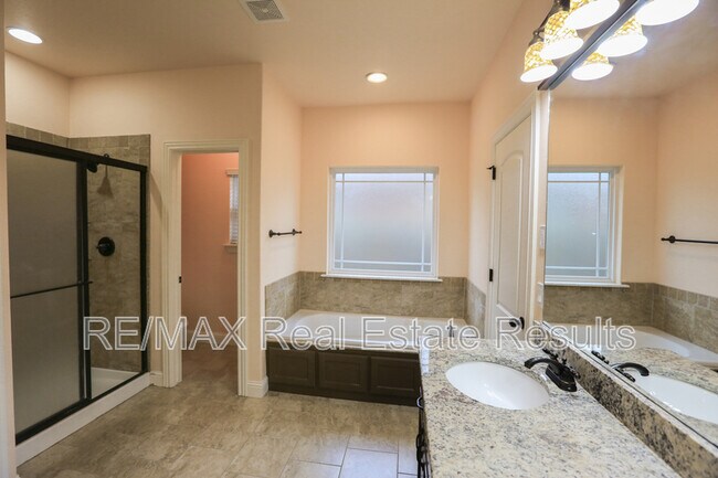 Building Photo - 2202 SW Tupelo Ave