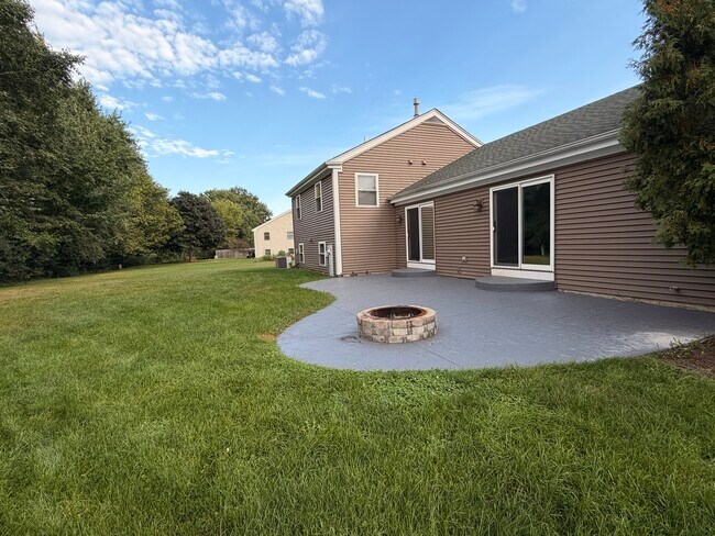 Building Photo - 700 Woodbine Ln