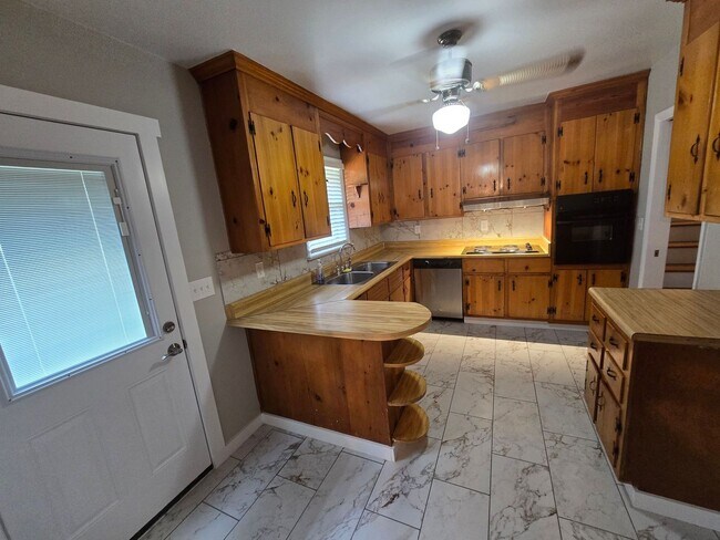 Building Photo - NEWLY REMODELED HOUSE IN COLONIAL HEIGHTS