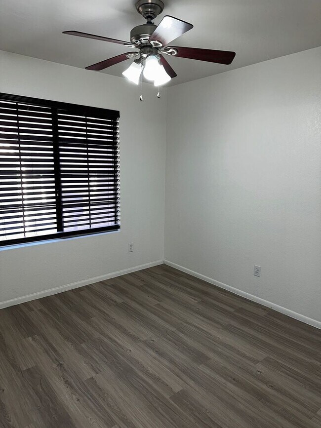 Building Photo - 700 E Mesquite Cir