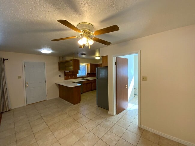 Building Photo - 3 Bedroom Single Story Home Available Near...