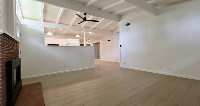 Building Photo - Updated Large 3 bedroom 2 bathroom home