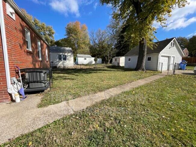 Building Photo - 1004 N New Florissant Rd