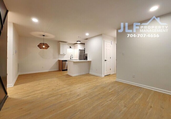 Building Photo - Freshly Updated 2/2 Duplex with Modern Fix...