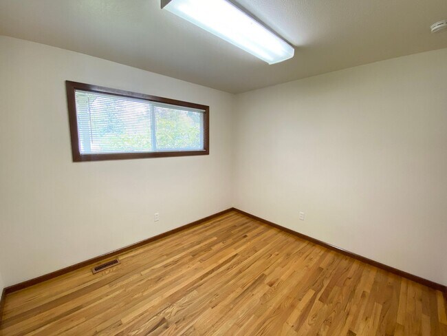 Building Photo - Price reduced! Nicely updated kitchen in t...