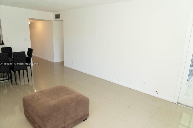 Building Photo - 5140 SW 40th Ave