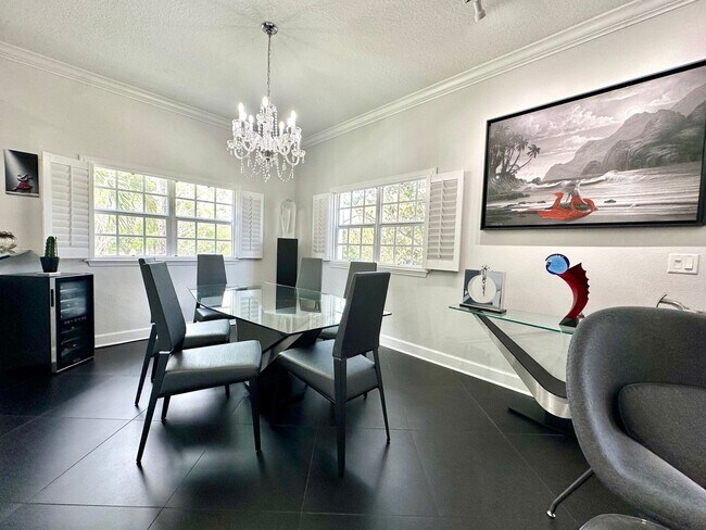 Building Photo - Bright, breezy & convenient: Your wew St. ...
