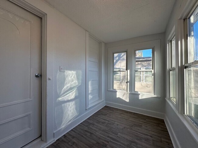 Building Photo - Gorgeous 5 bedroom home in Minneapolis!