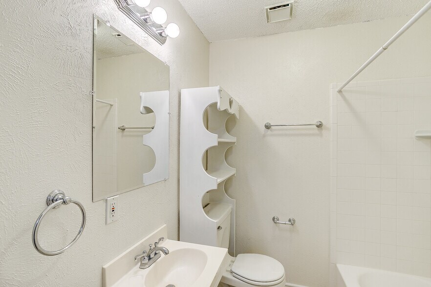 Building Photo - 1104 Sproles Dr