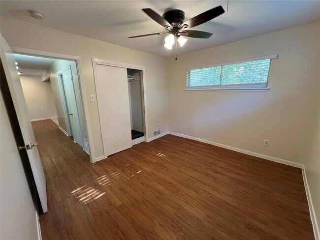 Building Photo - 907 Possum Trot St