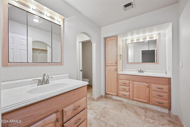 Building Photo - 1831 E La Jolla Dr