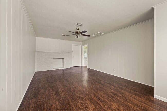 Building Photo - Spacious 4 Bedroom Home with Expansive Living Areas in a Convenient Location